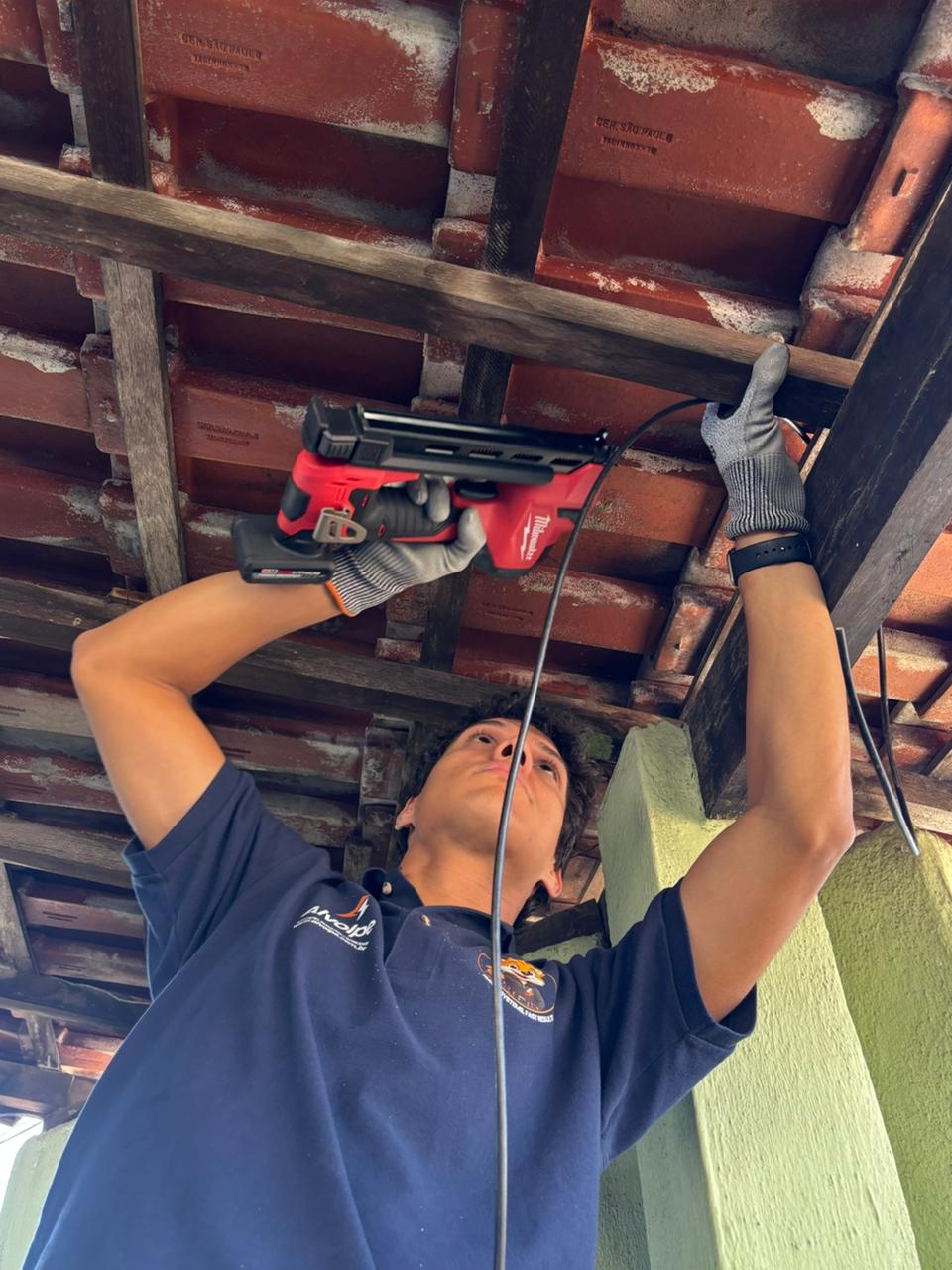 Técnico da Alvolpe instalando câmera